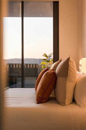 Tabla de planchar con plancha, wifi, ropa de cama