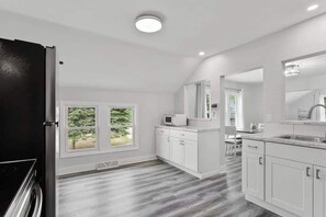 ثلاجة، ميكروويف، فرن، موقد طهي مسطح