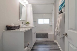 Shower, hair dryer, towels, shampoo - Cozy Retreat Near Neshotah Beach & Lake Michigan (Two Rivers)