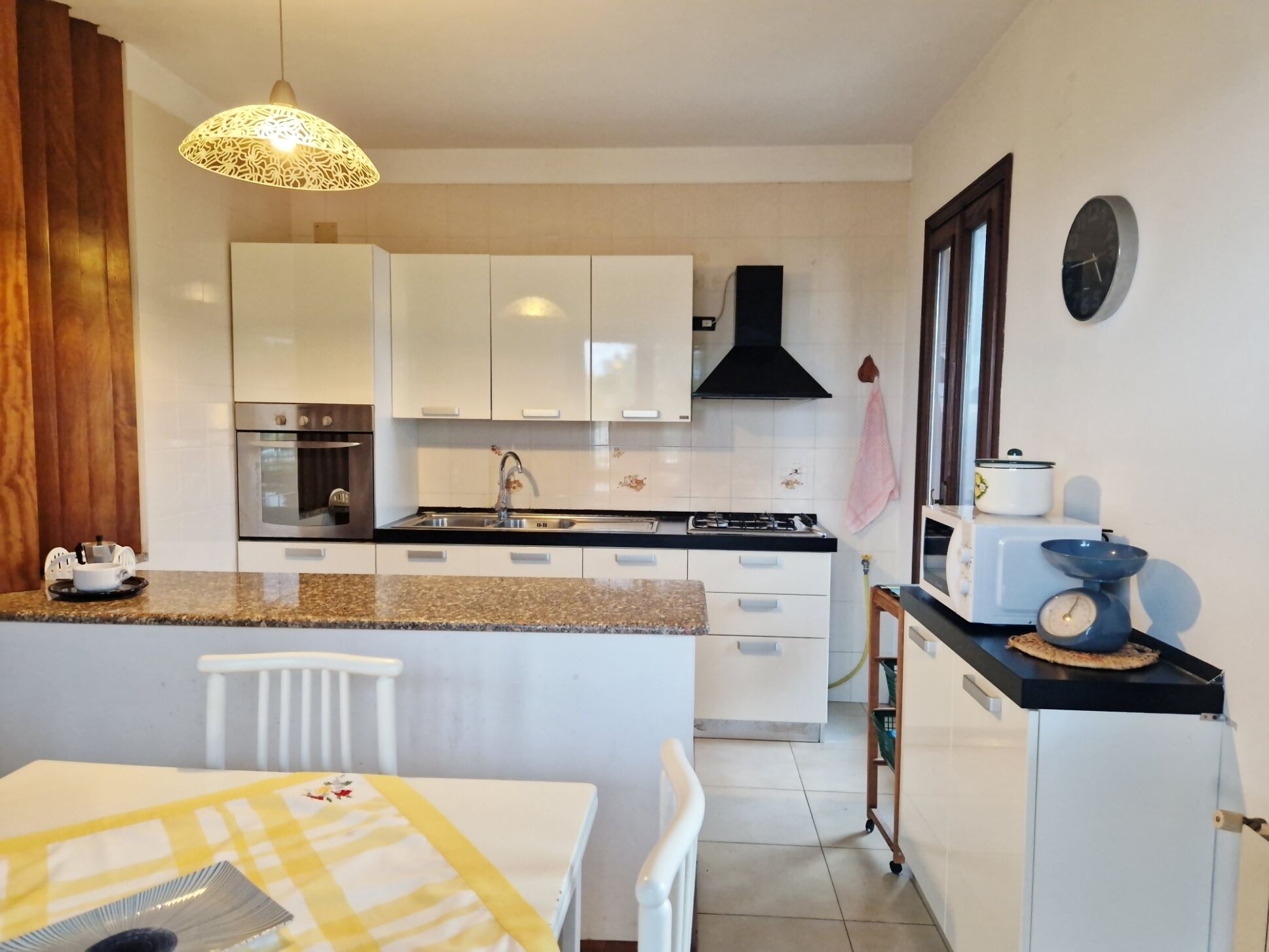 Kühlschrank, Ofen, Wasserkocher mit Kaffee-/Teezubehör