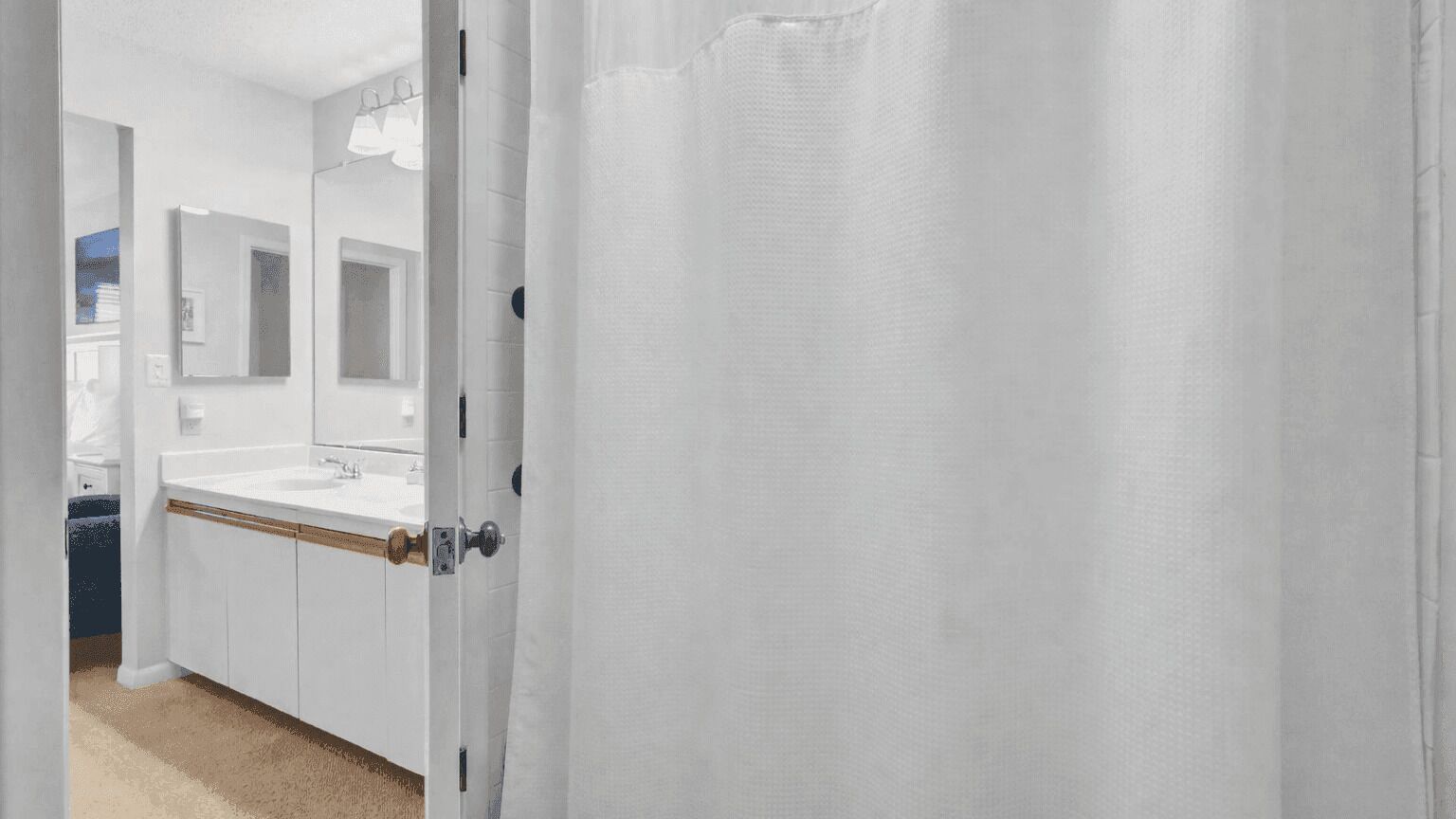 Ein Badezimmer mit Waschbecken, Spiegel und Handtuchhalter.