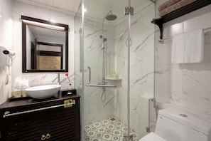 Secadora de cabello, pantuflas, toallas, jabón