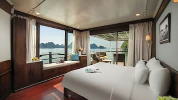 Doppia Royal, balcone, vista baia | Una cassaforte in camera, una scrivania, postazione laptop