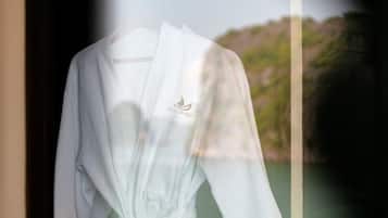 Asciugacapelli, pantofole, asciugamani, sapone