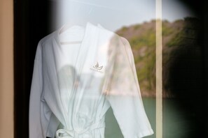 Hair dryer, slippers, towels, soap - Mila Lux Cruise  (Ha Long)