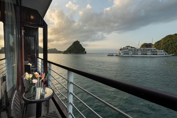 Habitación senior con 1 cama matrimonial o 2 individuales, balcón | Terraza o patio