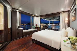 Habitación doble Royal, balcón, vista a la bahía | Caja de seguridad en la habitación y escritorio