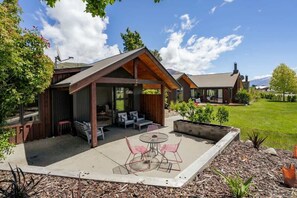 Outdoor dining - Studio on Martin Lane (Wānaka)