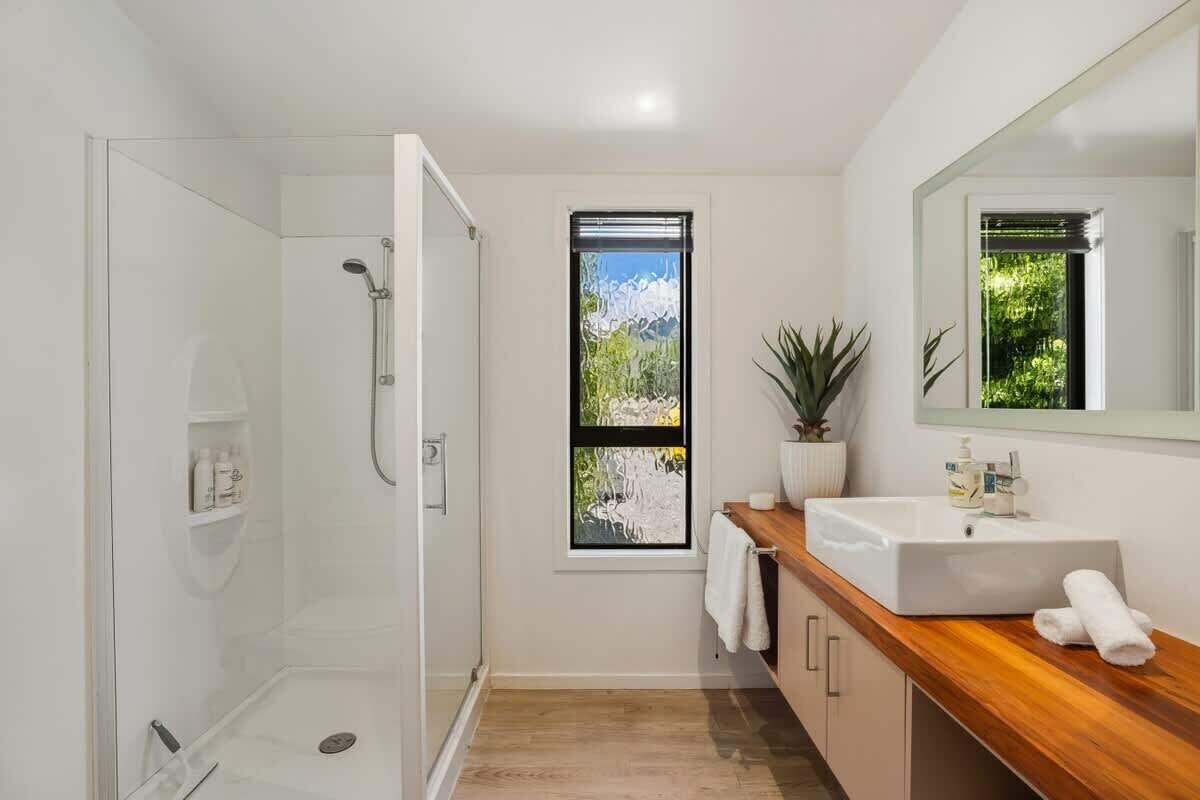 Shower, hair dryer, towels, shampoo