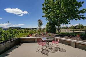Outdoor dining - Studio on Martin Lane (Wānaka)