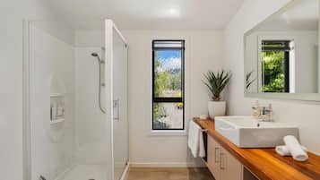 SĂšche-cheveux, serviettes fournies