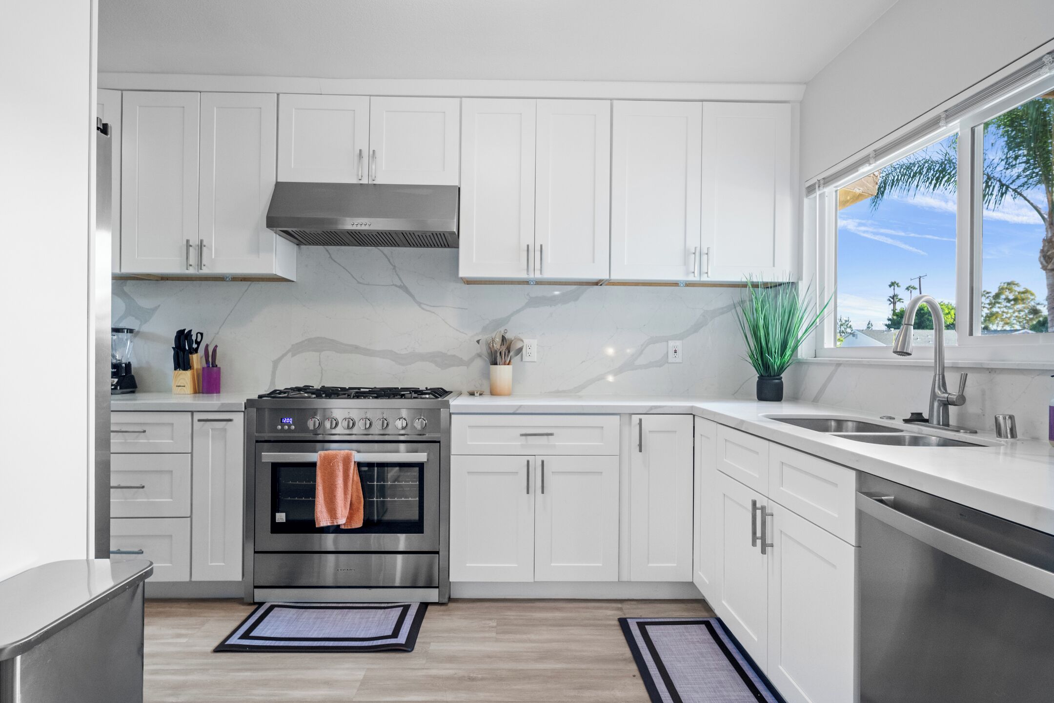 Kylskåp, mikrovågsugn, ugn och spishäll