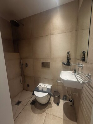 Hair dryer, towels, soap, toilet paper - Urban Nook Ampelokipoi 1BR, Wifi Apt (Athens)