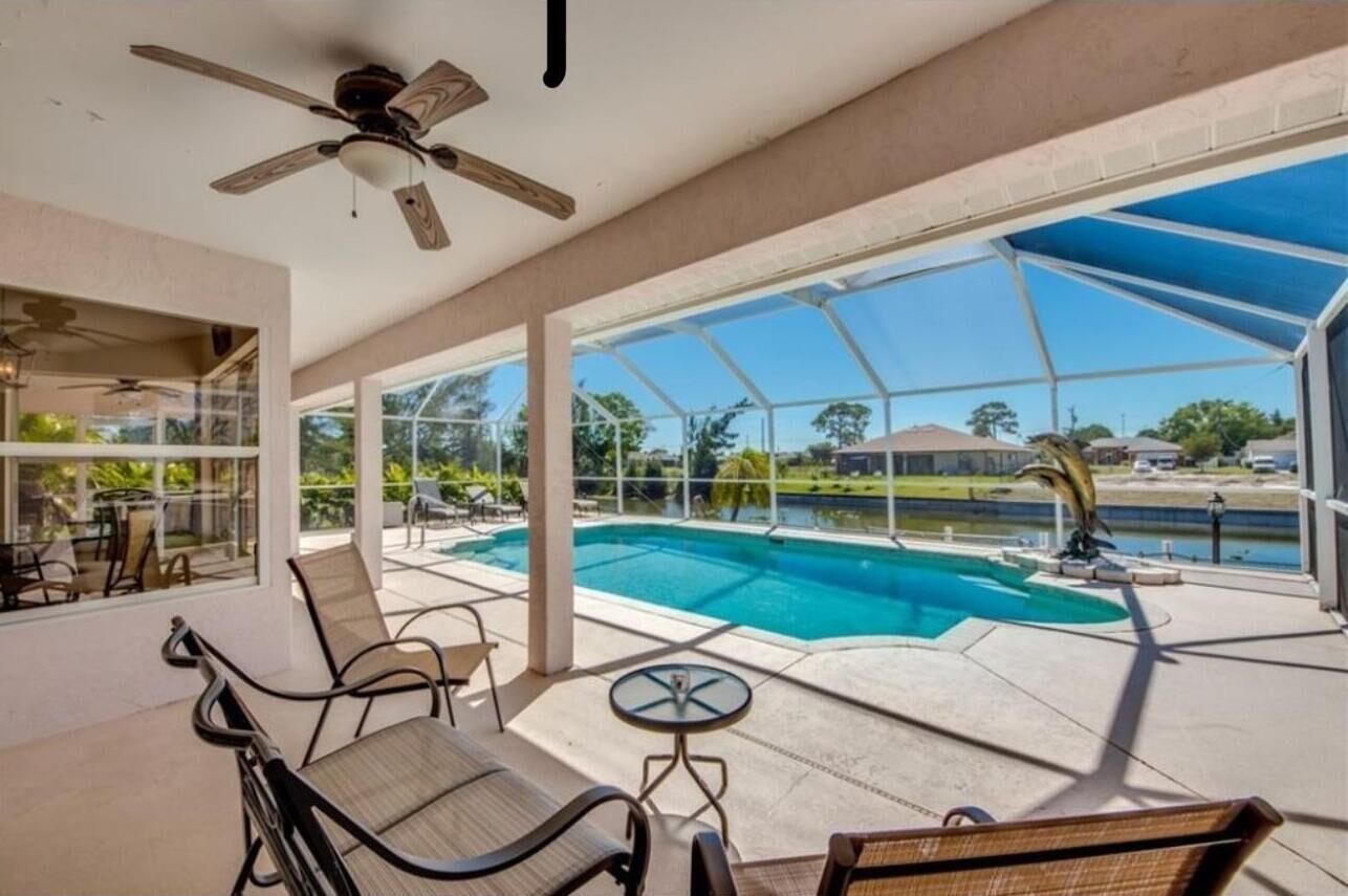 Utomhuspool och uppvärmd pool