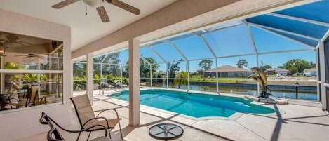 Utomhuspool och uppvärmd pool