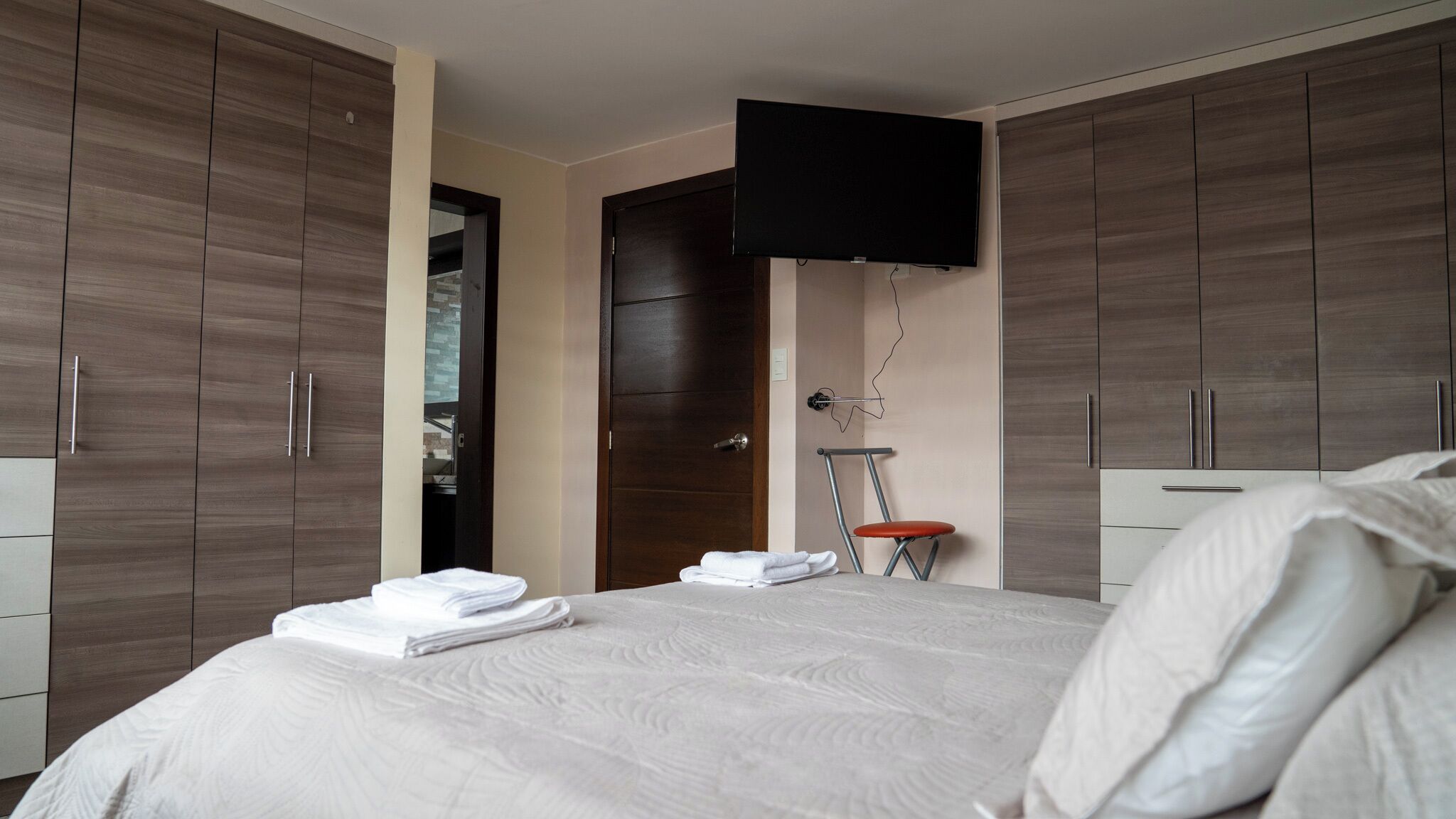 Tabla de planchar con plancha, internet y ropa de cama 