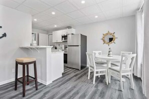 Private kitchen - Hot Tub, Fire Pit, Point Beach & Neshotah Beach (Two Rivers)