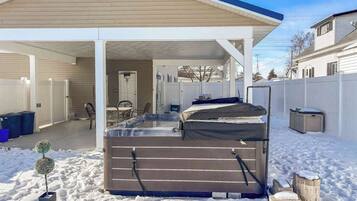 Bañera de hidromasaje al aire libre