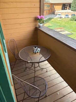 Outdoor dining - The Grand Nest. Studio unit at Silvercreek Inn (Granby)