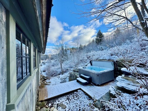 10 Min to Stratton Resort - Stylish & Clean - Private Hot Tub