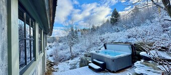 10 Min to Stratton Resort - Stylish & Clean - Private Hot Tub