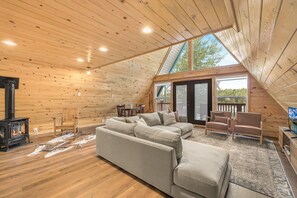Smart TV, chimenea y libros 