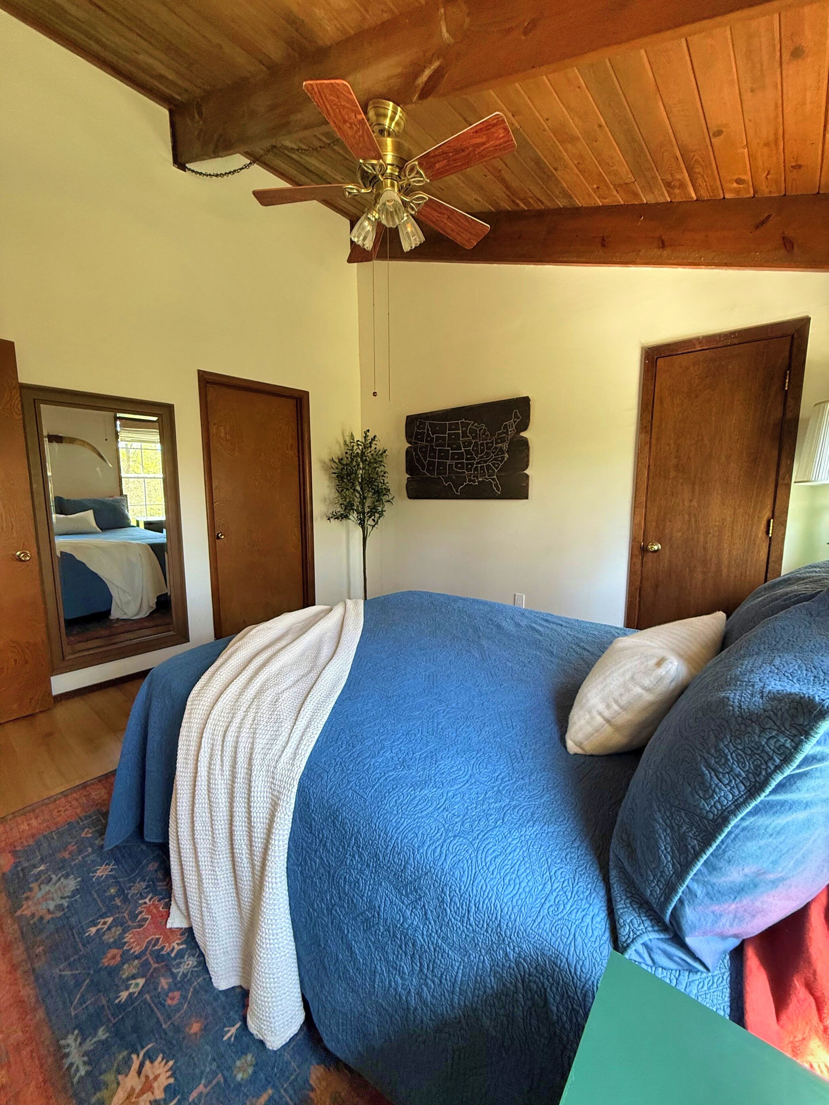 3 habitaciones, escritorio, tabla de planchar con plancha y wifi gratis 