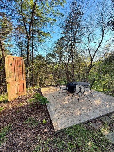 Tranquil bike-in, bike-out chalet in charming Bella Vista