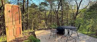 Tranquil bike-in, bike-out chalet in charming Bella Vista