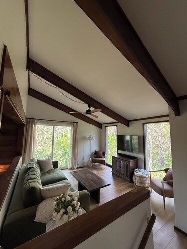 Tranquil bike-in, bike-out chalet in charming Bella Vista