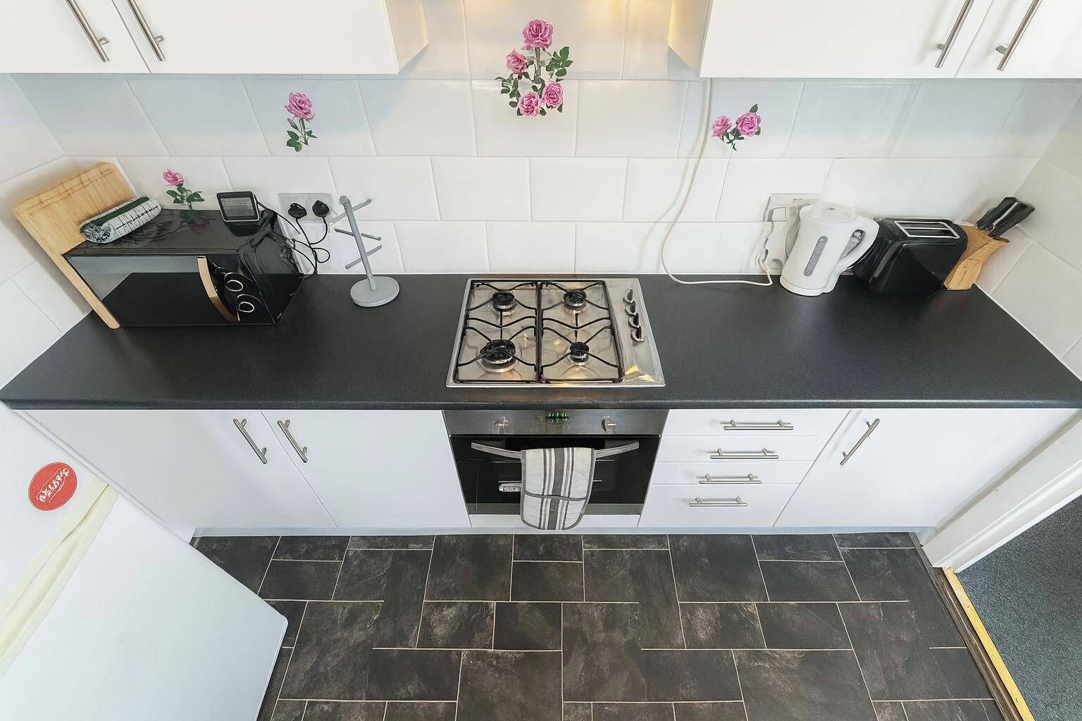 冷蔵庫、電子レンジ、オーブン、コンロ