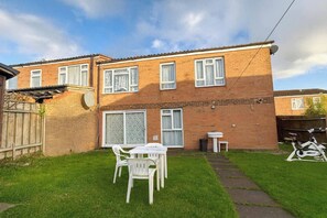 Outdoor dining - Wycombe Oasis - Cozy 3-Bed House Retreat (High Wycombe)