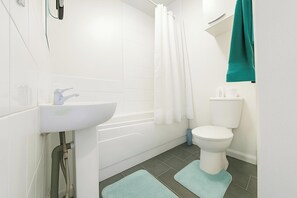 Shower, towels - 2 Bedroom Appartment (High Wycombe)