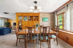 Dining - Adorable 2-bedroom house with AC in vibrant Manhattan (Manhattan)