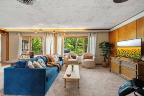 Living area - Adorable 2-bedroom house with AC in vibrant Manhattan (Manhattan)