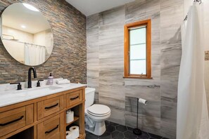 Shower, hair dryer, towels, soap - Adorable 2-bedroom house with AC in vibrant Manhattan (Manhattan)