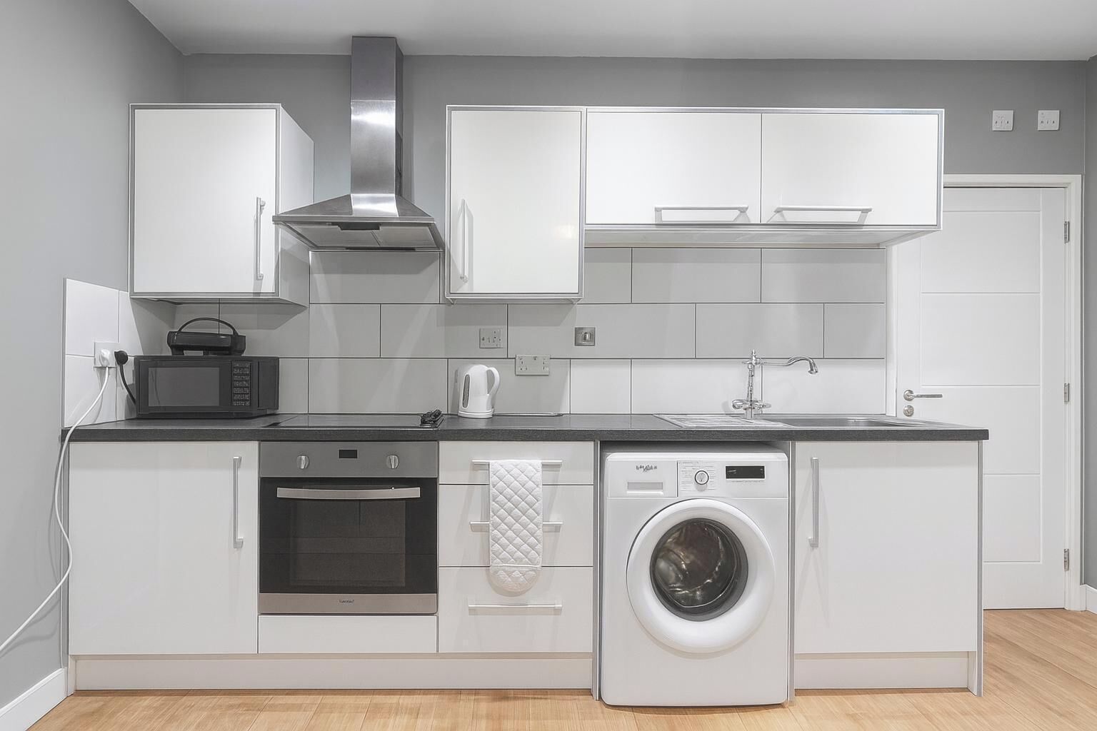 Frigorífico, microondas, horno y placa de cocina