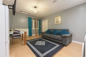 TV - Charming High Wycombe Apartment (High Wycombe)