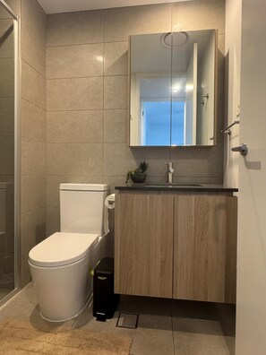 Shower, hair dryer, towels, toilet paper - Rooftop Pool with CBD View | Luxe 2BR Free Parking (East Brisbane)