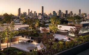 Outdoor dining - Rooftop Pool with CBD View | Luxe 2BR Free Parking (East Brisbane)
