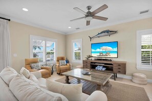 TV, books, video library - The Point at Coral Lagoon, Rare End of Canal Villa (Marathon)