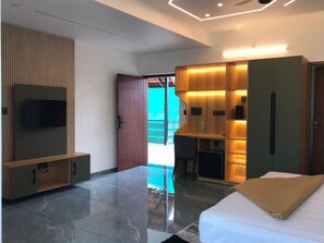 Suite, Balcony, Lake View | Wardrobe - Kalloos Island Backwater Resort (Kollam)