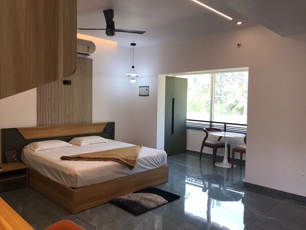 Suite, Balcony, Lake View