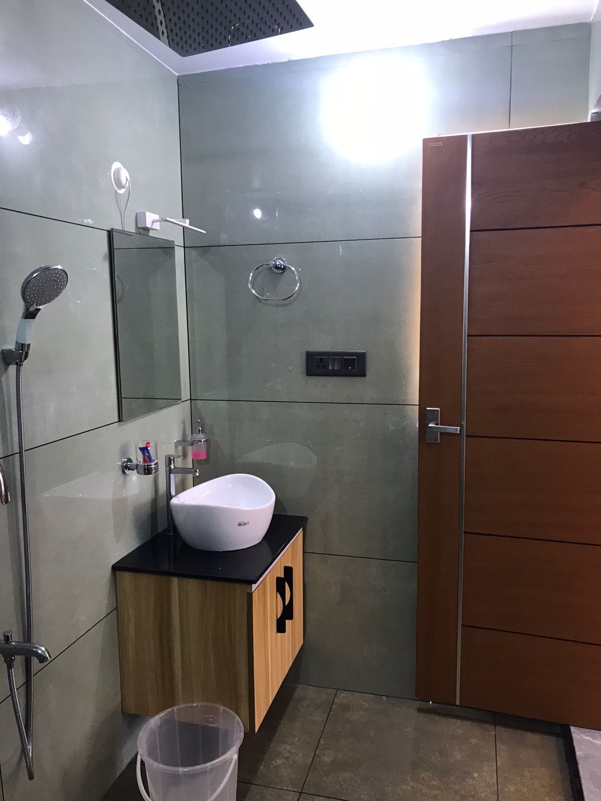 Suite, balcón, vistas al lago | Baño | Ducha, artículos de higiene personal gratuitos, albornoces y toallas