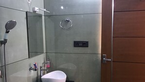 Suite, balcón, vista al lago | Baño