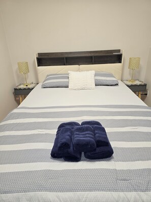 Tabla de planchar con plancha, wifi y ropa de cama 