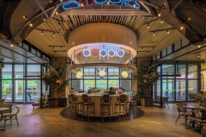 Bar (on property) - BGC 2BR Uptown Parasites T2- Balcony & Bathtub (Taguig)