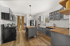Private kitchen - Bright 3BR Retreat • Minutes to Cleveland Clinic (Cleveland)