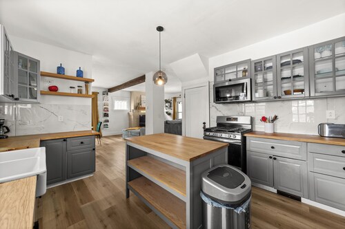 Bright 3BR Retreat • Minutes to Cleveland Clinic