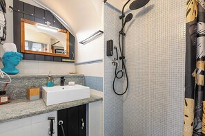 Shower, hair dryer, bidet, towels - Domus Piazza Brigida, Sanremo, Italy (Sanremo)